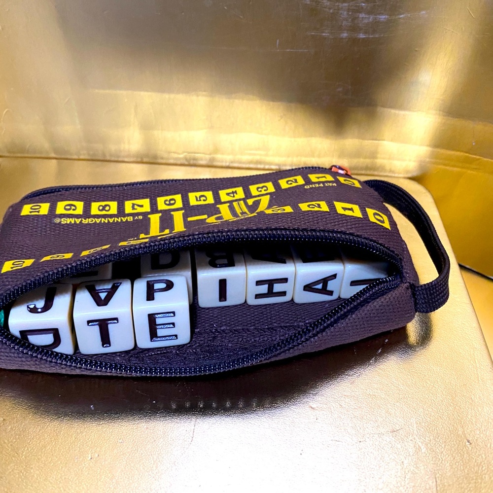ZIP-IT TRAVEL GAME BY BANANAGRAMS CROSSWORD SPEED GAME 24 LETTER CUBES FUN GAME - Picture 6 of 7